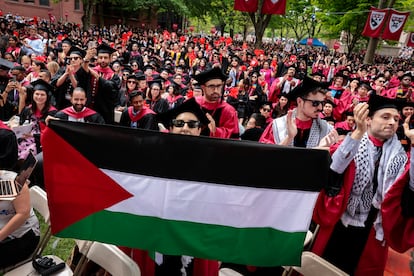 Un diplôme d'études supérieures au drapeau palestinien lors du 373e recommandation à l'Université Harvard