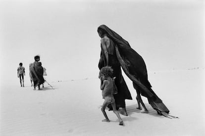 Photographie de Sebastião Salgado prise lors de son projet «Sahel: The End of the Road», dans Mali (1985). 
