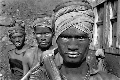 Photographie de Sebastião Salgado a pris lors de son projet «Workers» (Bihar, Inde, 1989). 