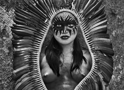 Portrait à une femme du peuple de Yawanawá, une communauté autochtone du sud-ouest de l'État d'Acre, dans la région amazonienne du Brésil. Cette œuvre, prise en 2016, fait partie d'une série dédiée à la documentation de la vie, de la culture et de l'environnement naturel des peuples autochtones de l'Amazonie.