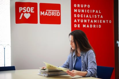 La conseillère María Caso passe en revue les dossiers demandés au conseil municipal de Madrid. Photographie de Diego Cheers.