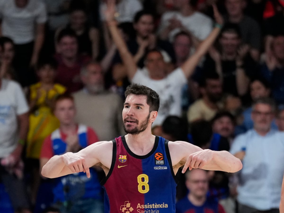 Brizuela festeja una canasta en el cuarto partido ante el Mónaco en comunión con el Palau.