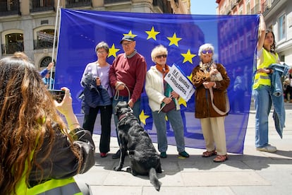 Les manifestants sont photographiés avec un drapeau de l'Europe.