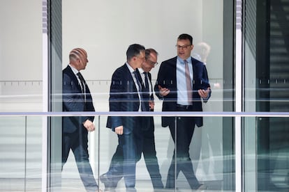 De la droite, le chef du groupe parlementaire de Bundestag de la CDU, Jens Spahn; le chef du groupe parlementaire de Bundestag du CSU, Alexander Hoffmann; le premier secrétaire parlementaire du groupe parlementaire de la CDU, Thorsten Frei; et le chef du groupe parlementaire Bundestag du CSU, Alexander Dobrindt, après ne pas avoir pris de l'avant.