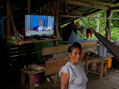 Un résident de Villa Caleta devant une télévision qui montre Donald Trump, président des États-Unis, en avril 2025.
