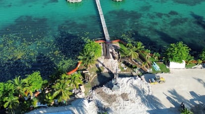 Vue des œuvres d'une maison de retraite pour les membres de l'armée mexicaine sur les rives du lagon du Bacalar, en avril dernier. 