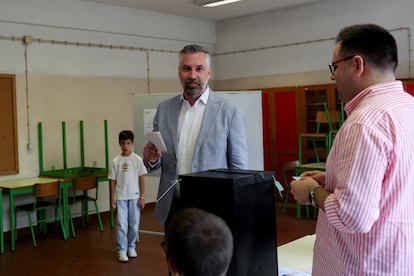 Le candidat socialiste Pedro Nuno Santos vote à Lisbonne accompagné de son fils.