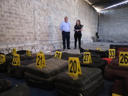 Salvador González de Los Santos, procureur de l'État de Jalisco, lors de sa visite au centre d'extermination trouvé dans la municipalité de Teuchitlán.