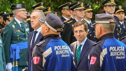 Le maire de Madrid, José Luis Martínez Almeida, et le directeur de la police municipale de Madrid, Pablo Enrique Rodríguez, lors d'un acte avec des agents en 2023.