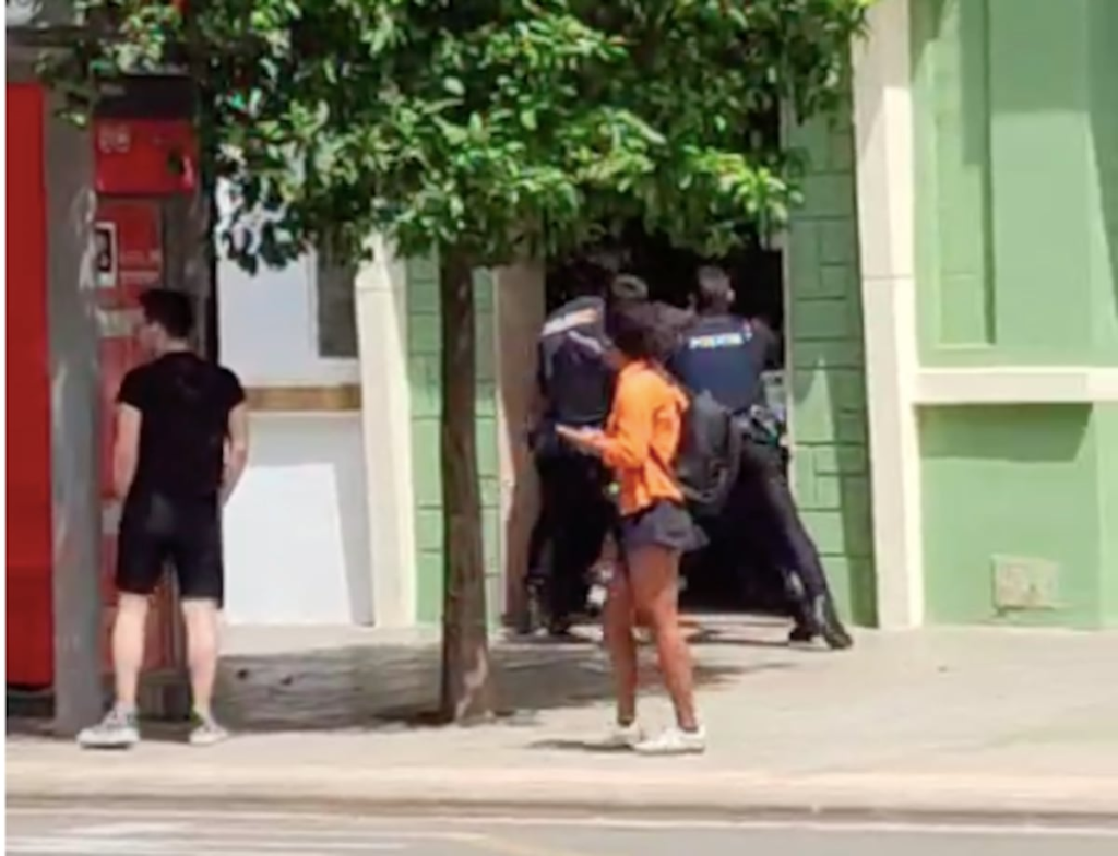 Les images d'une violente intervention de la police à Valence déchaînent la controverse dans les réseaux