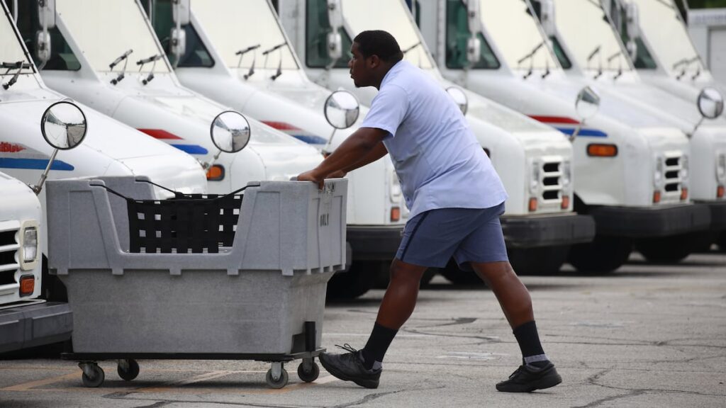Sa correspondance pourrait être utilisée pour l'expulser: le service postal coopère avec l'administration Trump dans sa campagne d'expulsion en masse