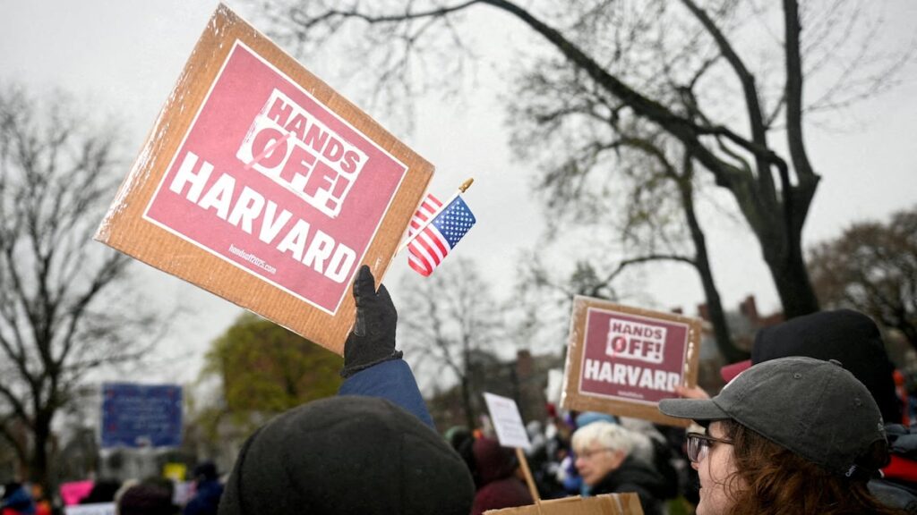 Un juge fédéral des États-Unis bloque l'ordre de Trump qui interdit à Harvard d'admettre des étudiants étrangers