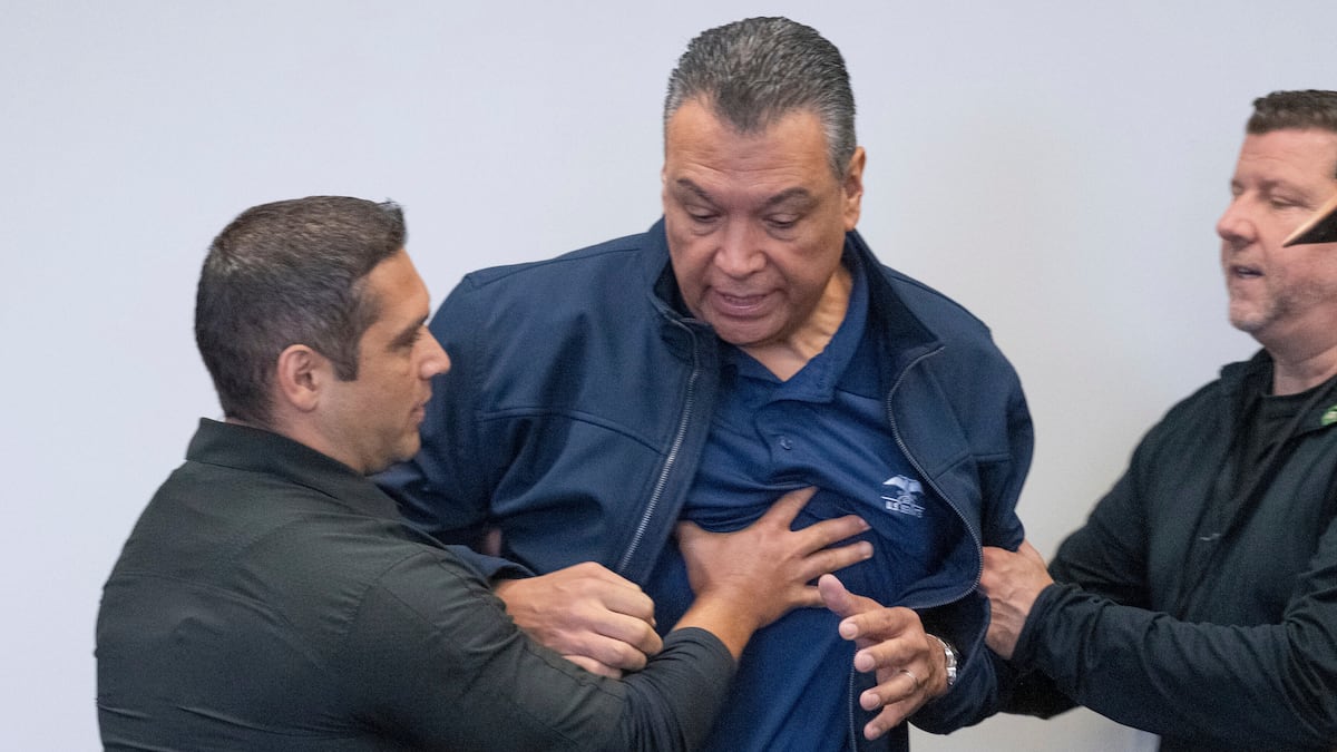 Le sénateur Alex Padilla, menotté et expulsé à ébullition d'un acte de Kristi Noem à Los Angeles