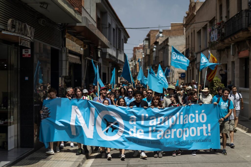 Plus d'un millier de personnes se manifestent dans le Prat contre l'expansion de l'aéroport