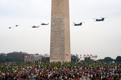 Parade assistée pendant que les hélicoptères de différents modèles survolent Washington.