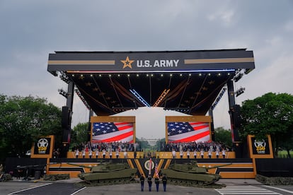 La tribune d'honneur du défilé, avec la Maison Blanche en arrière-plan.