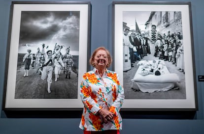 La photographe Cristina García Rodero pose pour les médias lors de l'inauguration de son exposition «Espagne Hidden», dans le cercle des beaux-arts, le 16 mai 2024, à Madrid (Espagne).