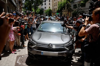 Les agents de l'UCO laissent dans un véhicule le siège du PSOE sur la rue Ferraz ce vendredi. 