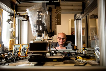 Le doyen de l'optique de l'Université Complutense, José Miguel Ezquerro, dans un laboratoire de faculté.