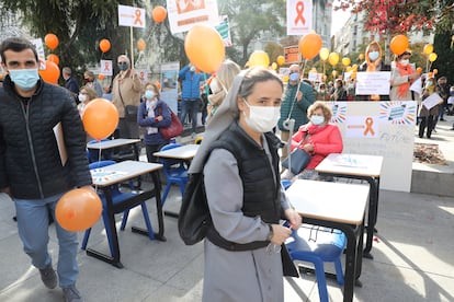 Une religieuse dans une protestation contre les Lomloe, le droit de l'éducation promu par le gouvernement PSOE et Unidos Podemos, en novembre 2020 à Madrid. 