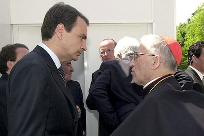Le président du gouvernement, José Luis Rodríguez Zapatero, et le président de la conférence épiscopale, Antonio María Rouco Varela, en mai 2003.