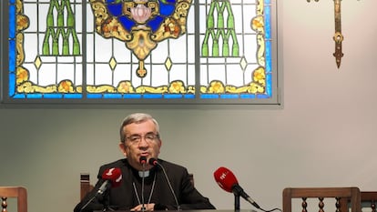 Le président de la Conférence épiscopale et archevêque de Valladolid, Luis Argüello, apparaît devant les médias après la mort du pape François en avril dernier.