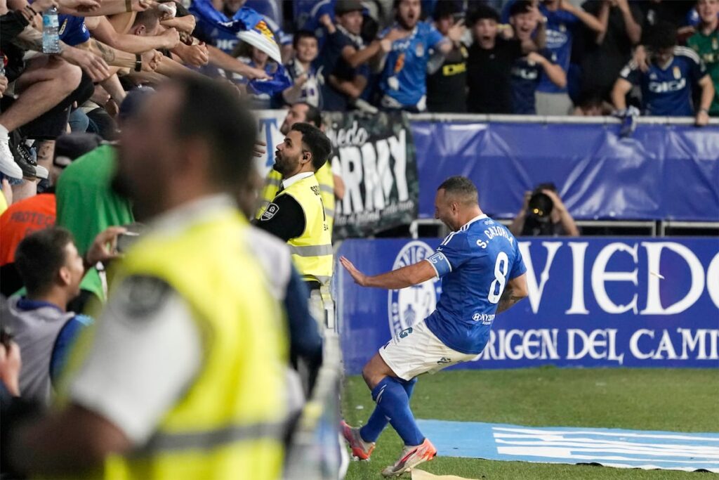 Santiago Cazorla (derecha) celebra tras marcar el 1-1 contra el Almería.