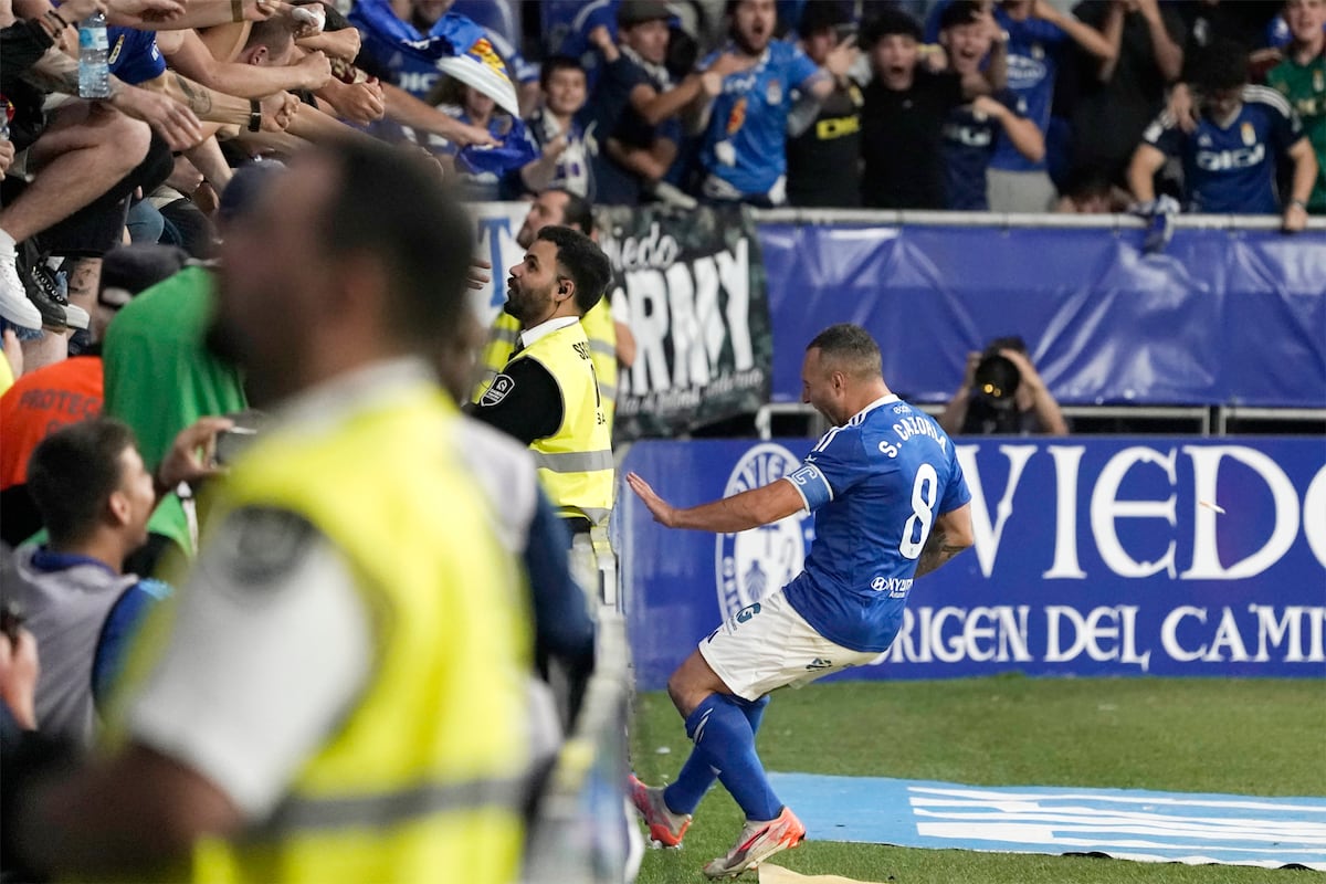 Santiago Cazorla (derecha) celebra tras marcar el 1-1 contra el Almería.
