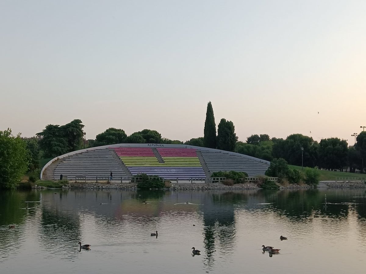 Le drapeau républicain de Madrid que le conseil municipal efface et qu'un collectif peint la nuit