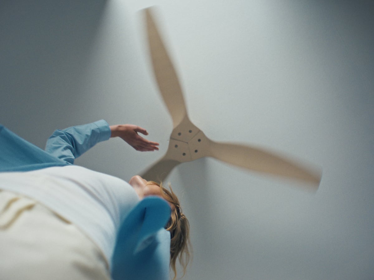 Le grand «coup» de l'été contre la chaleur: pourquoi le ventilateur de plafond menace le règne de la climatisation