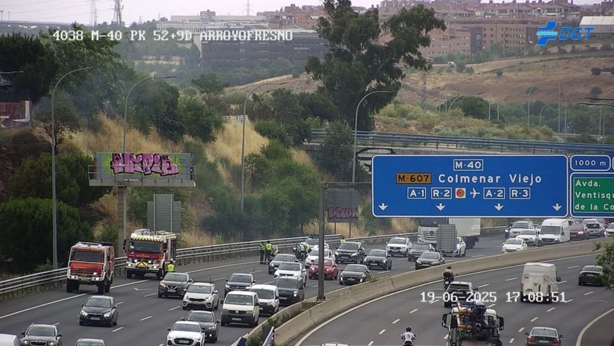 Un feu sur le bord du M-40 à Arroyo del Fresno provoque des rétentions pour une faible visibilité