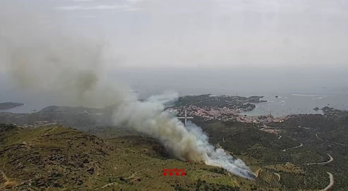 Une forêt des incendies pour couper l'accès par la route des cadaqués