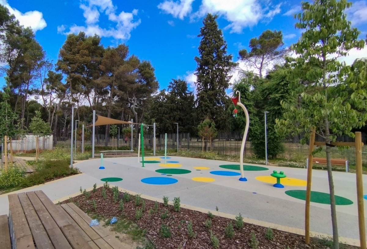 Une récréation blindée contre la chaleur: le modèle d'adaptation du Collège public de Madrid