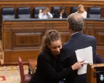 Muñoz s'embrasse avec Feijóo après l'apparition du Dana.