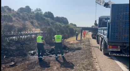 Retrait des restes du véhicule dans lequel le joueur de Liverpool Diego Jota et son frère voyageaient.