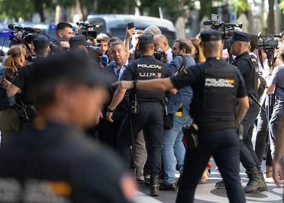 Solide présence policière au siège du PSOE, dans les instants avant le début du comité fédéral. À l'image, l'arrivée d'Emiliano García-Page.