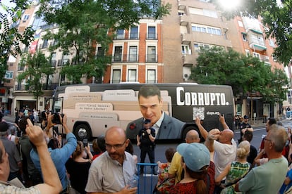 Le bus de groupe ultra-droit se fait entendre des promenades devant le siège social du PSOE.