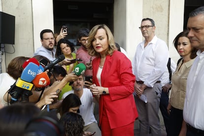 Pilar Alegría, porte-parole du ministre de l'Éducation et du gouvernement, fait des déclarations à son arrivée au Comité fédéral du PSOE. 