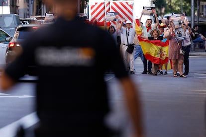 Plusieurs personnes protestent contre le président du gouvernement dans les environs du siège social du PSOE à Madrid.