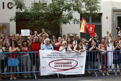 Les partisans du PSOE, se sont rassemblés aux portes de Ferraz quelques instants avant le début du comité fédéral. 