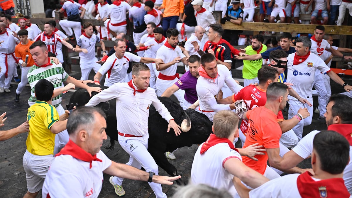 Premier confinement de San Fermín 2025 | Une multitude de coureurs, de chutes, cinq ecchymoses et une blessée dans le premier confinement avec les taureaux rapides de Fuente Ymbro