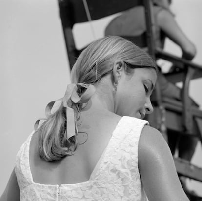 Chris Evert a combiné la robe en dentelle avec un arc blanc en queue de cheval basse.