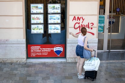Une femme regarde les sols disponibles dans un bien immobilier à Malaga, en juillet 2025.