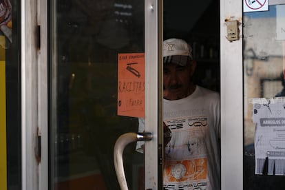 Une affiche contre le racisme dans un commerce marocain dans le quartier de San Antonio. 