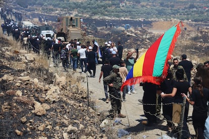 Une militaire israélienne observe des centaines de personnes allant d'un côté de la clôture à l'autre côté des sommets de Golán.