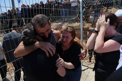 Munder Safadi embrasse plusieurs parents qui n'ont pas vu depuis 20 ans après avoir traversé la clôture à la région occupée par Israël.