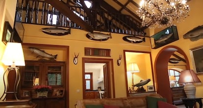 Une autre vue de la salle du chalet, dans la capture d'une vidéo promotionnelle de Sauber Real State. 