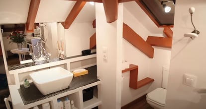 La suite principale a sa propre salle de bain. Capture d'une vidéo promotionnelle de Sauber Real State. 