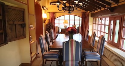 La salle à manger du chalet, à côté du salon. Capture d'une vidéo promotionnelle de Sauber Real State. 