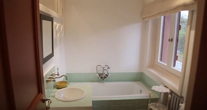 L'une des cinq salles de bains avec lesquelles El Chalet est équipé. Capture d'une vidéo promotionnelle de Sauber Real State.